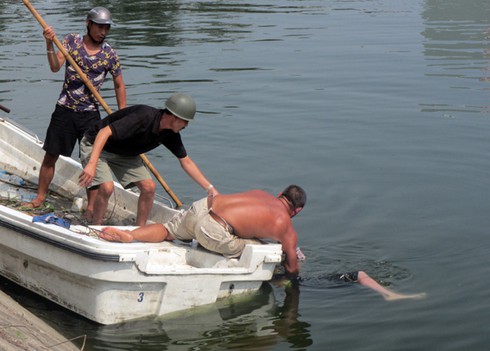 Vớt được xác thanh niên tự tử tại hồ Xã Đàn - ảnh 3