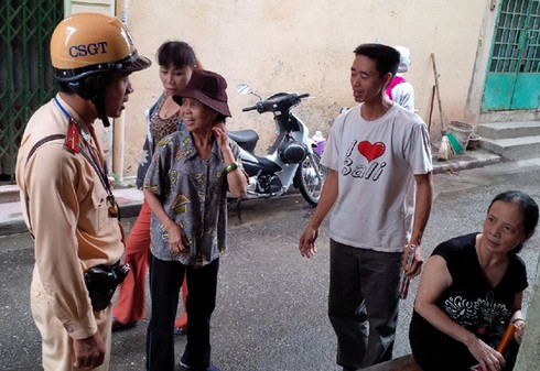 CSGT đưa cụ bà bị mất trí nhớ về nhà - ảnh 1