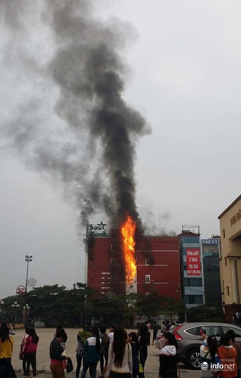 Cháy quán karaoke, khách trèo qua mái nhà thoát thân - ảnh 1