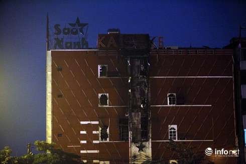 Cháy quán karaoke, khách trèo qua mái nhà thoát thân - ảnh 2