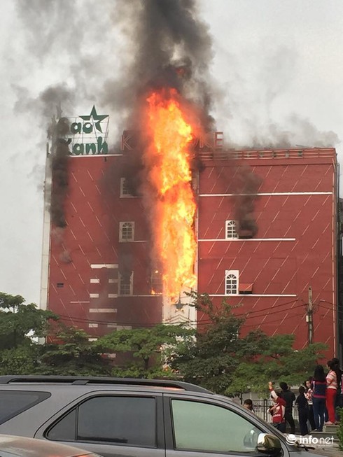 Cháy quán karaoke, khách trèo qua mái nhà thoát thân - ảnh 3