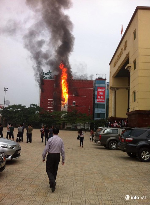 Cháy quán karaoke, khách trèo qua mái nhà thoát thân - ảnh 4