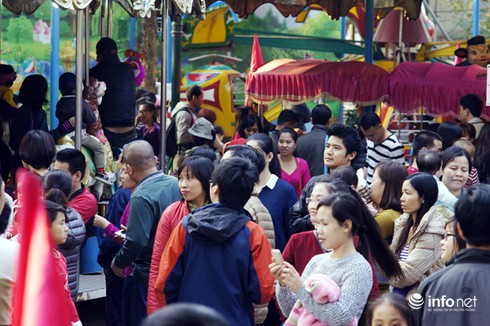 Chùm ảnh những gương mặt mệt mỏi đi chơi đầu năm mới - ảnh 1