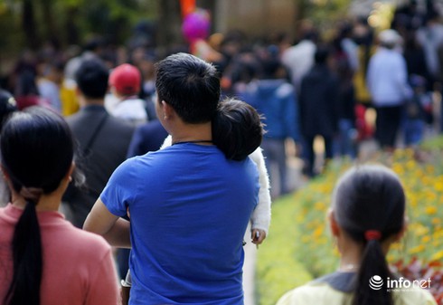 Chùm ảnh những gương mặt mệt mỏi đi chơi đầu năm mới - ảnh 10