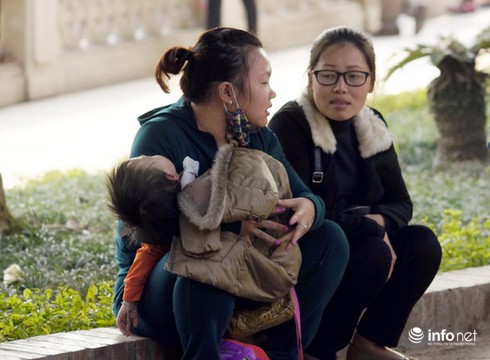 Chùm ảnh những gương mặt mệt mỏi đi chơi đầu năm mới - ảnh 12