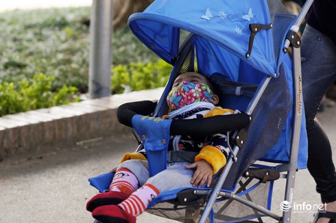 Chùm ảnh những gương mặt mệt mỏi đi chơi đầu năm mới - ảnh 13