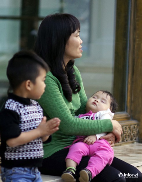 Chùm ảnh những gương mặt mệt mỏi đi chơi đầu năm mới - ảnh 3