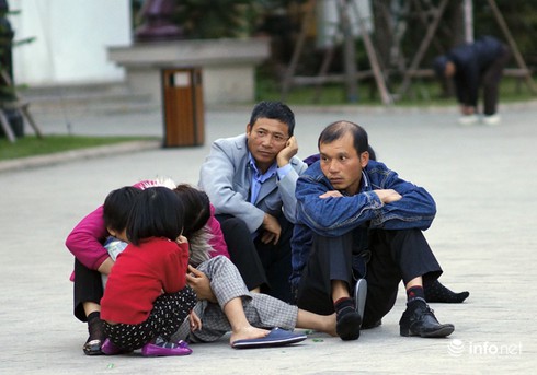 Chùm ảnh những gương mặt mệt mỏi đi chơi đầu năm mới - ảnh 4