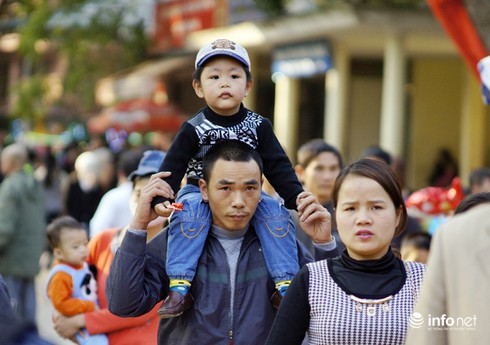 Chùm ảnh những gương mặt mệt mỏi đi chơi đầu năm mới - ảnh 8