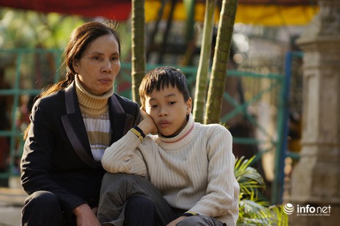 Chùm ảnh những gương mặt mệt mỏi đi chơi đầu năm mới - ảnh 9