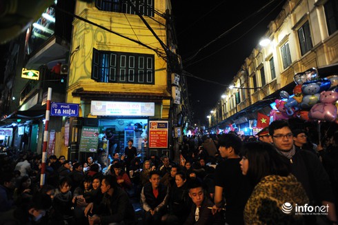 Xem khách Tây đón Tết tại phố cổ Hà Nội - ảnh 1