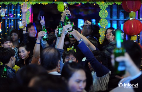 Xem khách Tây đón Tết tại phố cổ Hà Nội - ảnh 10