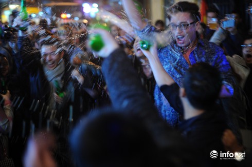 Xem khách Tây đón Tết tại phố cổ Hà Nội - ảnh 11