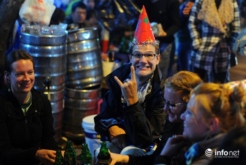 Xem khách Tây đón Tết tại phố cổ Hà Nội - ảnh 2