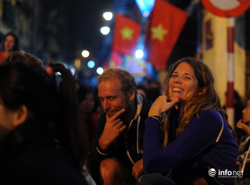 Xem khách Tây đón Tết tại phố cổ Hà Nội - ảnh 3