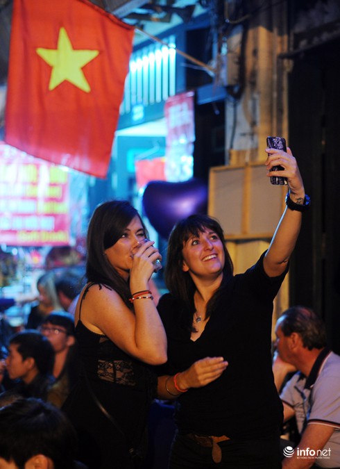 Xem khách Tây đón Tết tại phố cổ Hà Nội - ảnh 4