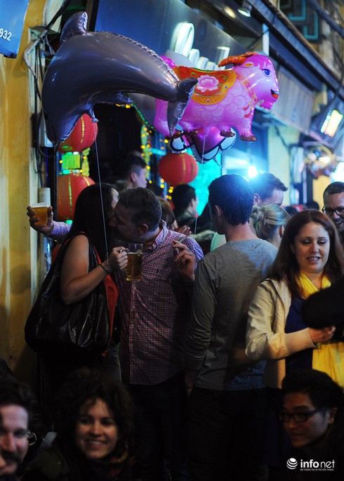 Xem khách Tây đón Tết tại phố cổ Hà Nội - ảnh 6