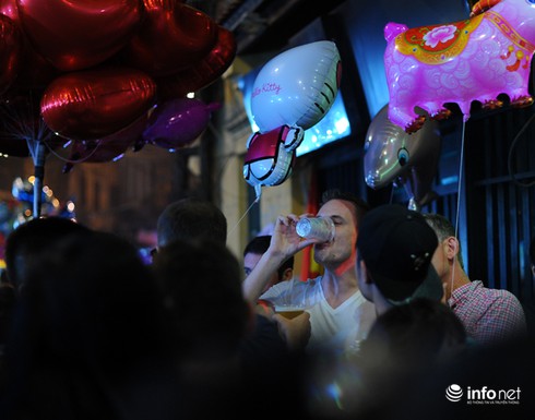 Xem khách Tây đón Tết tại phố cổ Hà Nội - ảnh 7