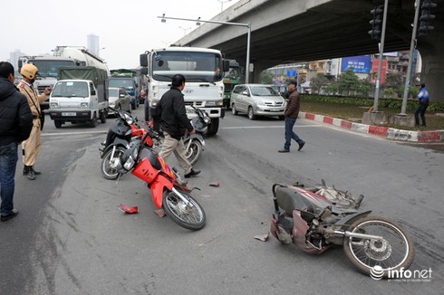 Hà Nội: Xe chở xăng nghiền nát 9 xe máy tại ngã tư - ảnh 1