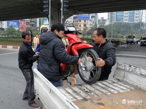Hà Nội: Xe chở xăng nghiền nát 9 xe máy tại ngã tư - ảnh 2
