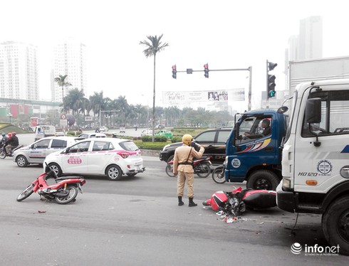 Hà Nội: Xe chở xăng nghiền nát 9 xe máy tại ngã tư - ảnh 3