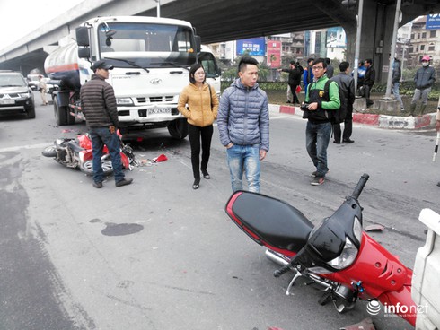 Hà Nội: Xe chở xăng nghiền nát 9 xe máy tại ngã tư - ảnh 4