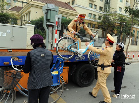 Ngắm cầu Nhật Tân, 2 cụ bà bị lạc đường về - ảnh 1