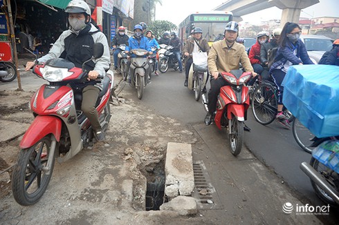 Khốn khổ đi qua ngã tư lớn nhất Thủ đô - ảnh 4