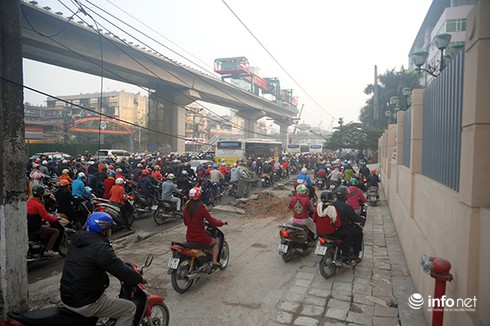 Khốn khổ đi qua ngã tư lớn nhất Thủ đô - ảnh 7