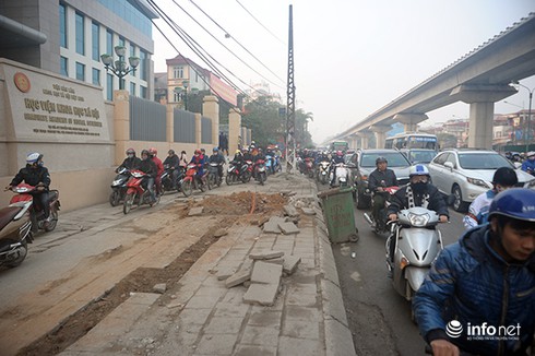 Khốn khổ đi qua ngã tư lớn nhất Thủ đô - ảnh 8