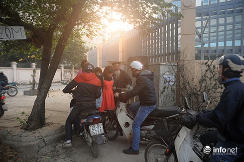 Khốn khổ đi qua ngã tư lớn nhất Thủ đô - ảnh 9