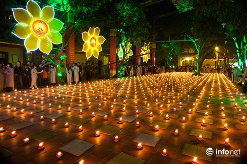 Chùa Bằng lung linh trong đêm hoa đăng - ảnh 11