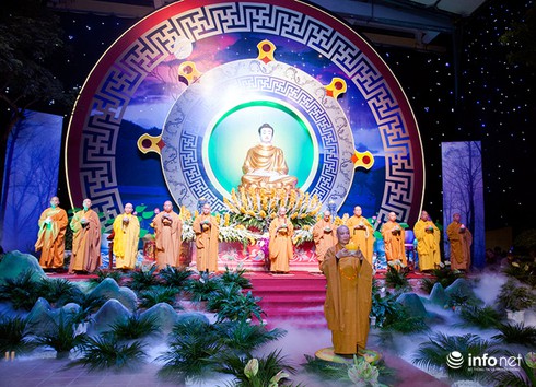 Chùa Bằng lung linh trong đêm hoa đăng - ảnh 3