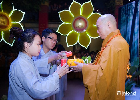 Chùa Bằng lung linh trong đêm hoa đăng - ảnh 4