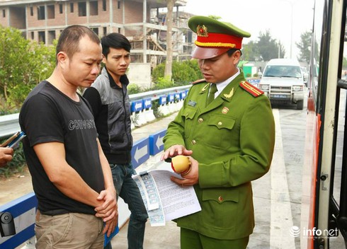 Hình ảnh ngày đầu tiên xử phạt ô tô không trang bị bình chữa cháy - ảnh 4