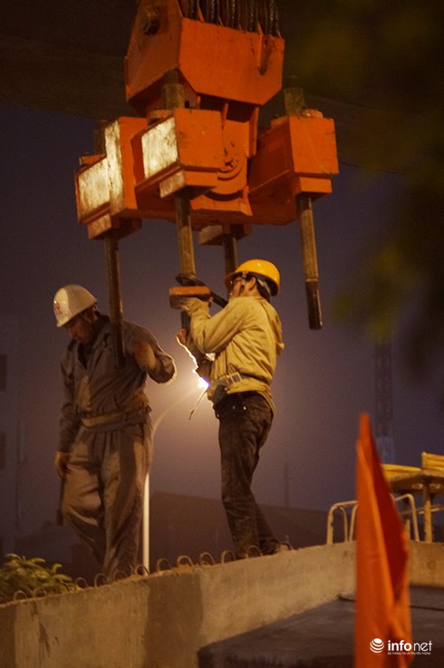 Cận cảnh màn lao thanh dầm khổng lồ qua hồ Hoàng Cầu - ảnh 1