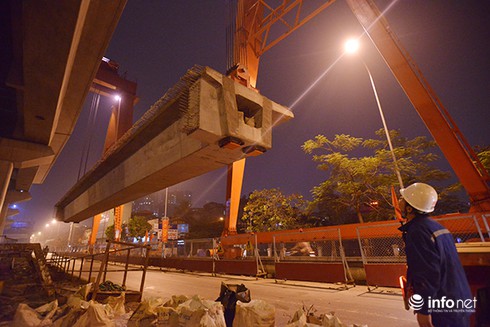 Cận cảnh màn lao thanh dầm khổng lồ qua hồ Hoàng Cầu - ảnh 4