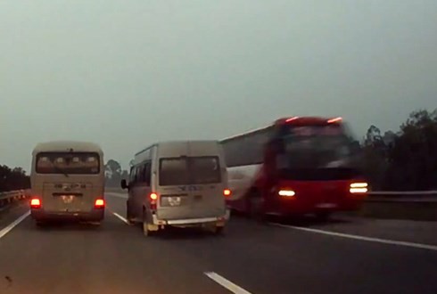 Cấm vĩnh viễn xe khách chạy ngược chiều cao tốc vận chuyển hành khách - ảnh 1
