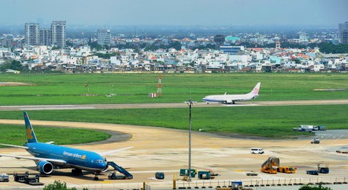 Một đường băng ở Tân Sơn Nhất tạm đóng cửa vì bị sét đánh - ảnh 1