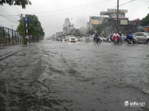 Chùm ảnh Hà Nội, Bắc bộ: cây đổ, đường ngập, mưa lớn do ảnh hưởng bão số 3 - ảnh 11