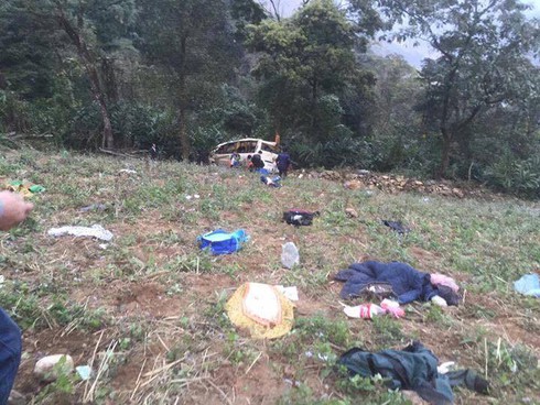 Tai nạn thảm khốc, xe khách lao xuống vực Sapa, 1 người chết, 22 người bị thương - ảnh 1