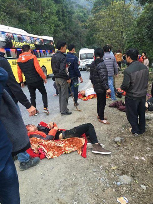 Tai nạn thảm khốc, xe khách lao xuống vực Sapa, 1 người chết, 22 người bị thương - ảnh 3