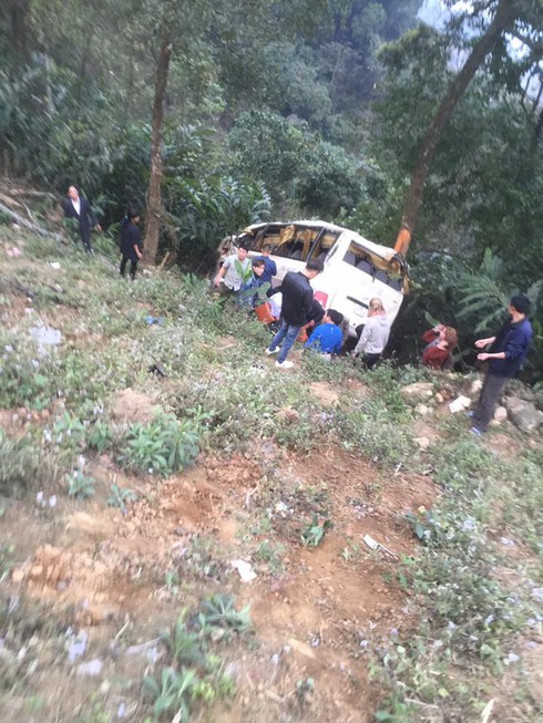 Tai nạn thảm khốc, xe khách lao xuống vực Sapa, 1 người chết, 22 người bị thương - ảnh 7