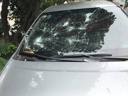 Công an tìm kiếm chủ xe Innova bị đập vỡ kính trên phố Trúc Khê - ảnh 1