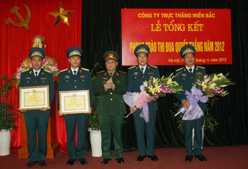 Khen thưởng tổ bay trực thăng cứu người trong bão Sơn Tinh - ảnh 1