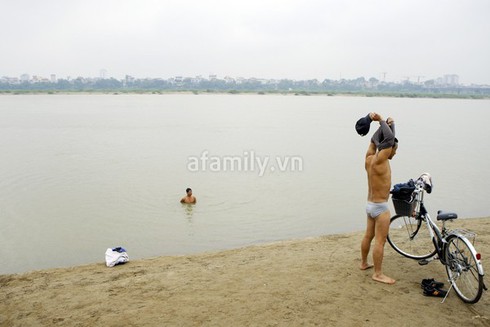 Rét cắt da thịt, các cụ già Hà Nội thản nhiên 'tắm tiên' sông Hồng - ảnh 4
