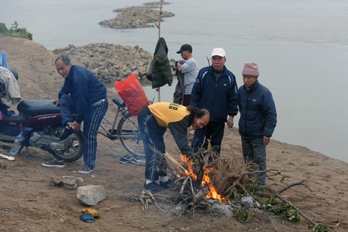 Rét cắt da thịt, các cụ già Hà Nội thản nhiên 'tắm tiên' sông Hồng - ảnh 1