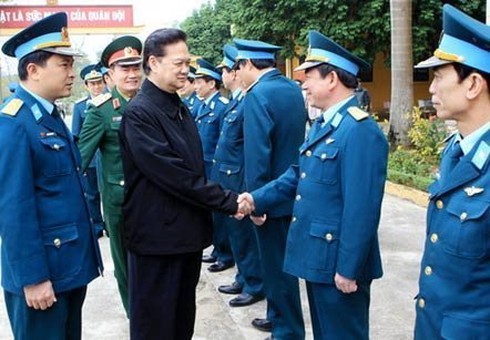 Thủ tướng thăm đoàn tên lửa S-300 hiện đại - ảnh 2