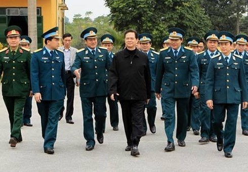 Thủ tướng thăm đoàn tên lửa S-300 hiện đại - ảnh 1