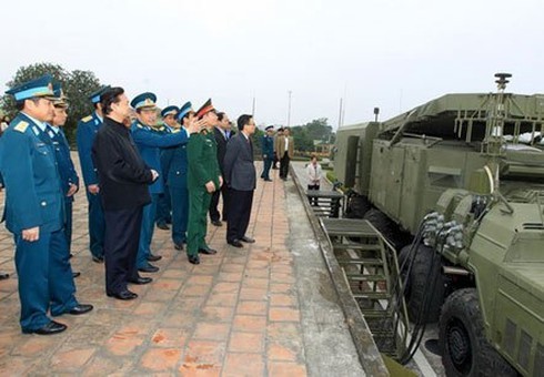 Thủ tướng thăm đoàn tên lửa S-300 hiện đại - ảnh 6